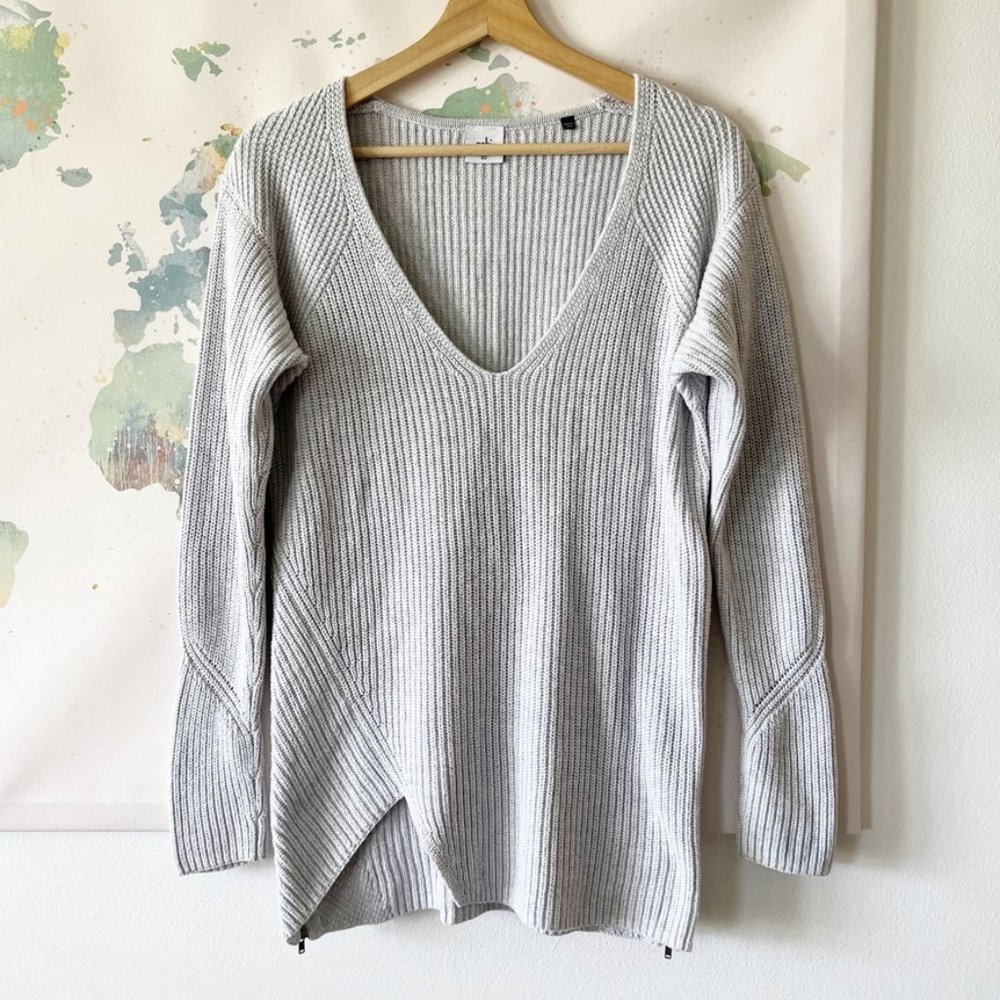 Cabi Sweater Size XS Deep V-Neck Pullover Zipper Hem‎ Light Gray Ribbed Knit